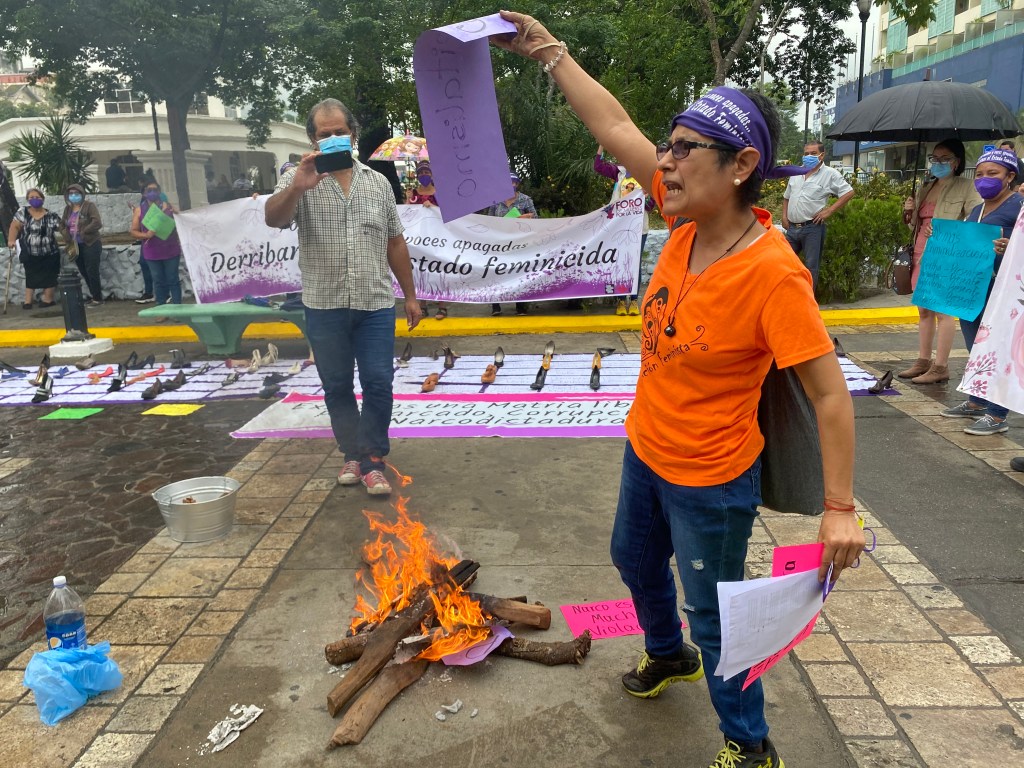 Un integrante del Foro Mujeres por la Vida de San Pedro Sula protestan por el Día de la Mujer Foto: Dunia Orellana 
