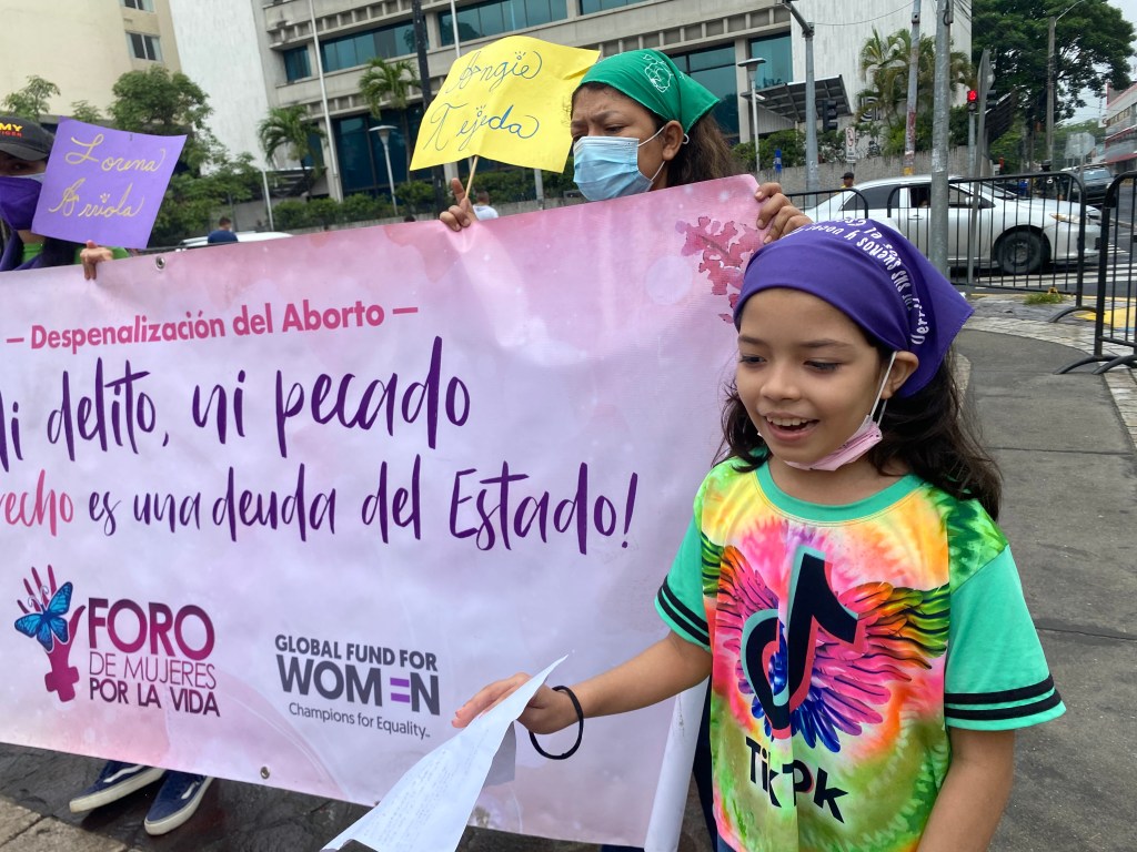 Una niña participa junto a su madre en las manifestaciones por el Día de la Mujer Internacional en San Pedro Sula, Honduras. Foto: Dunia Orellana