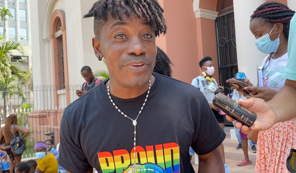 El líder garífuna gay Darwin Pérez denunció que ya van dos años que los expulsan del parque central. Foto: Dunia Orellana. 