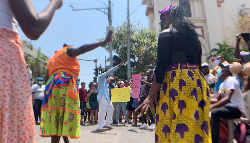 Las mujeres garífunas apoyaron el plantón con bailes y cantos. Foto: Dennis Arita.