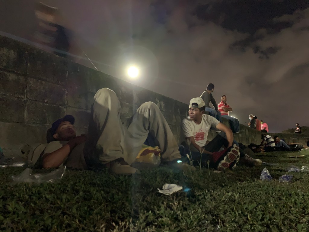 Migrantes hondureñas y hondureños a la espera de salir en la segunda caravana del 2021. Foto: Dennis Arita