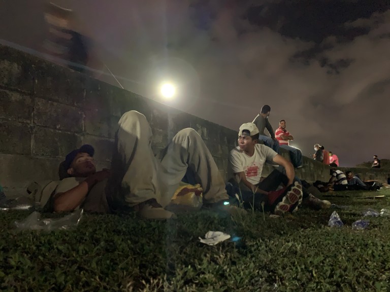 Migrantes hondureñas y hondureños a la espera de salir en la segunda caravana del 2021. Foto: Dennis Arita