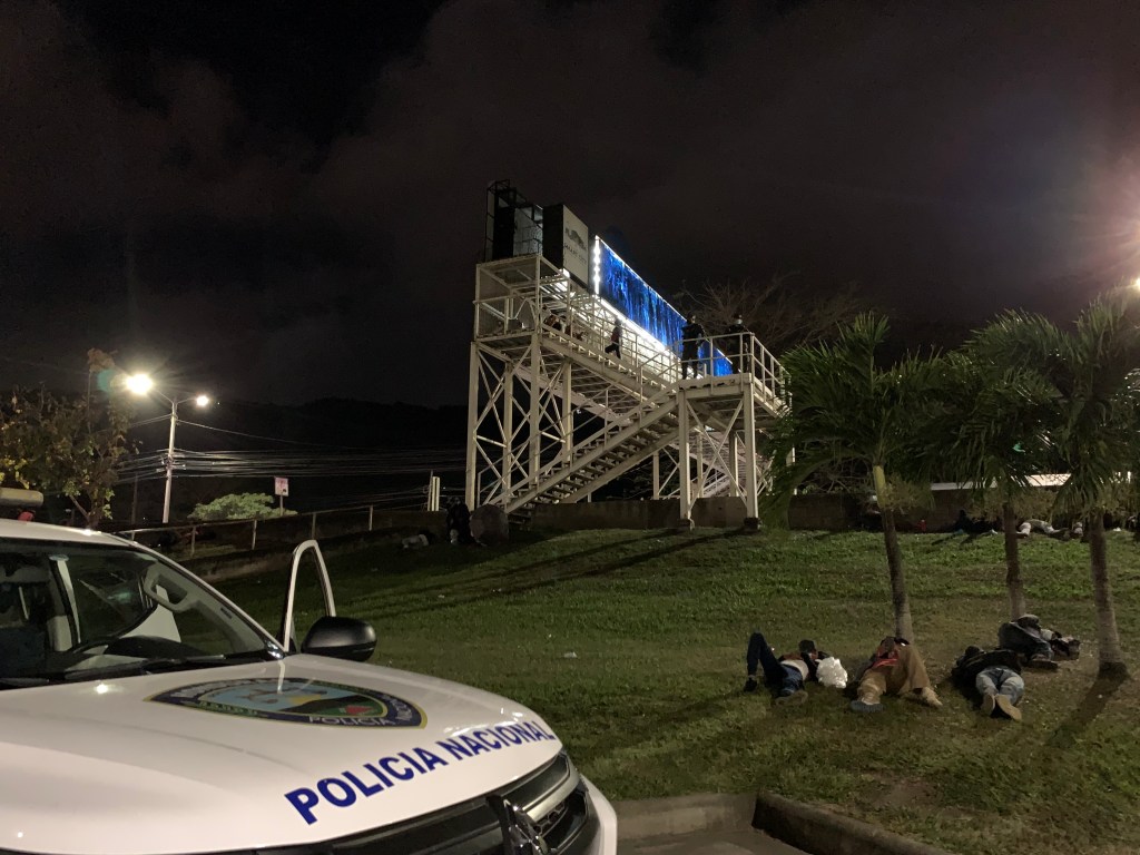 Elementos de Policía Nacional y Fuerzas Armadas de Honduras vigilan a las y los migrantes que duermen a la intemperie. Foto: Dennis Arita 