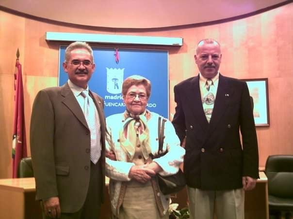 Edgardo junto a su madre María y su esposo Ricardo el día de su boda en Madrid, España.