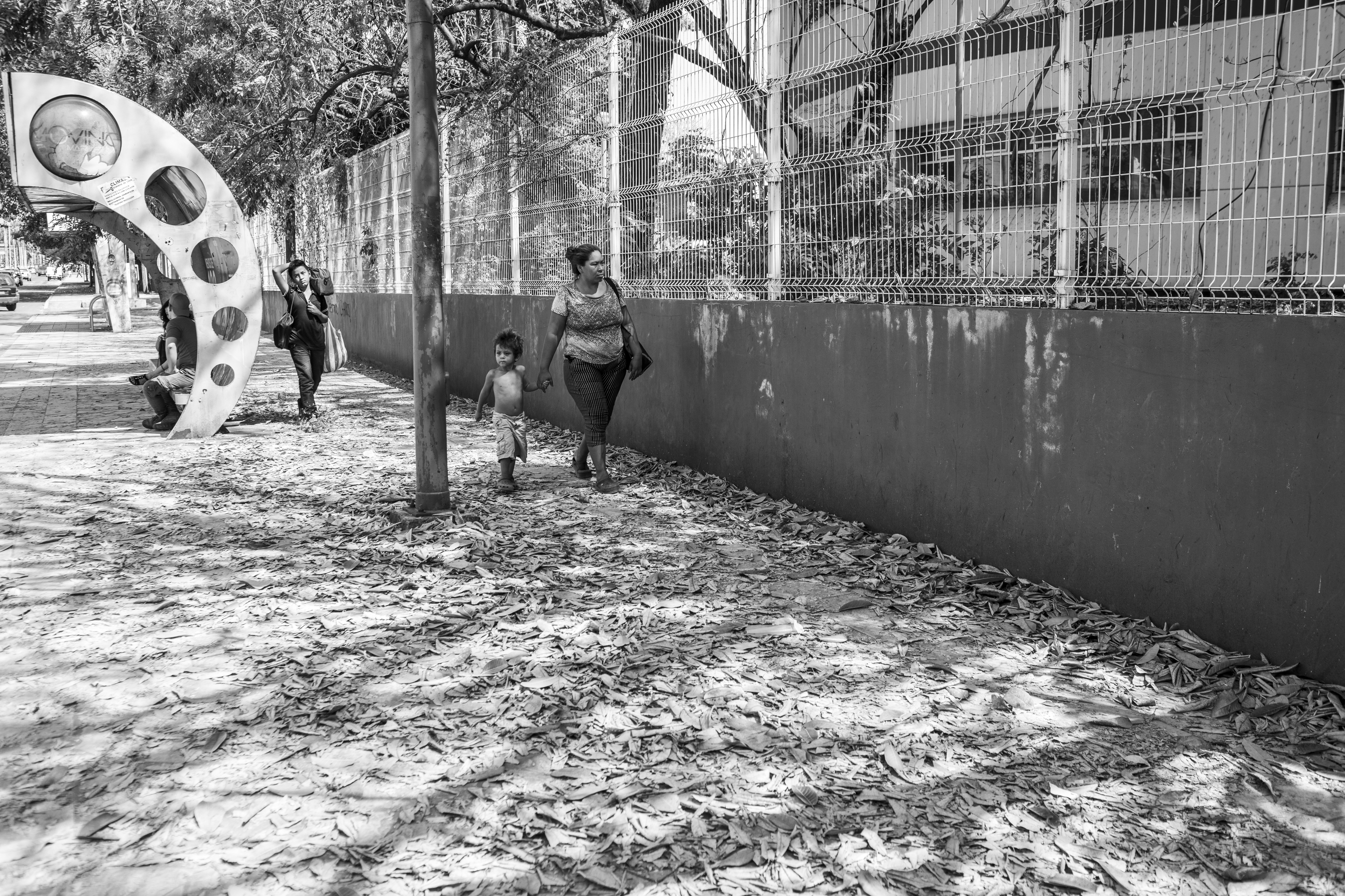 Jessica con sus hijos Juan Daniel e Isaac en una calle de Tapachula, México 