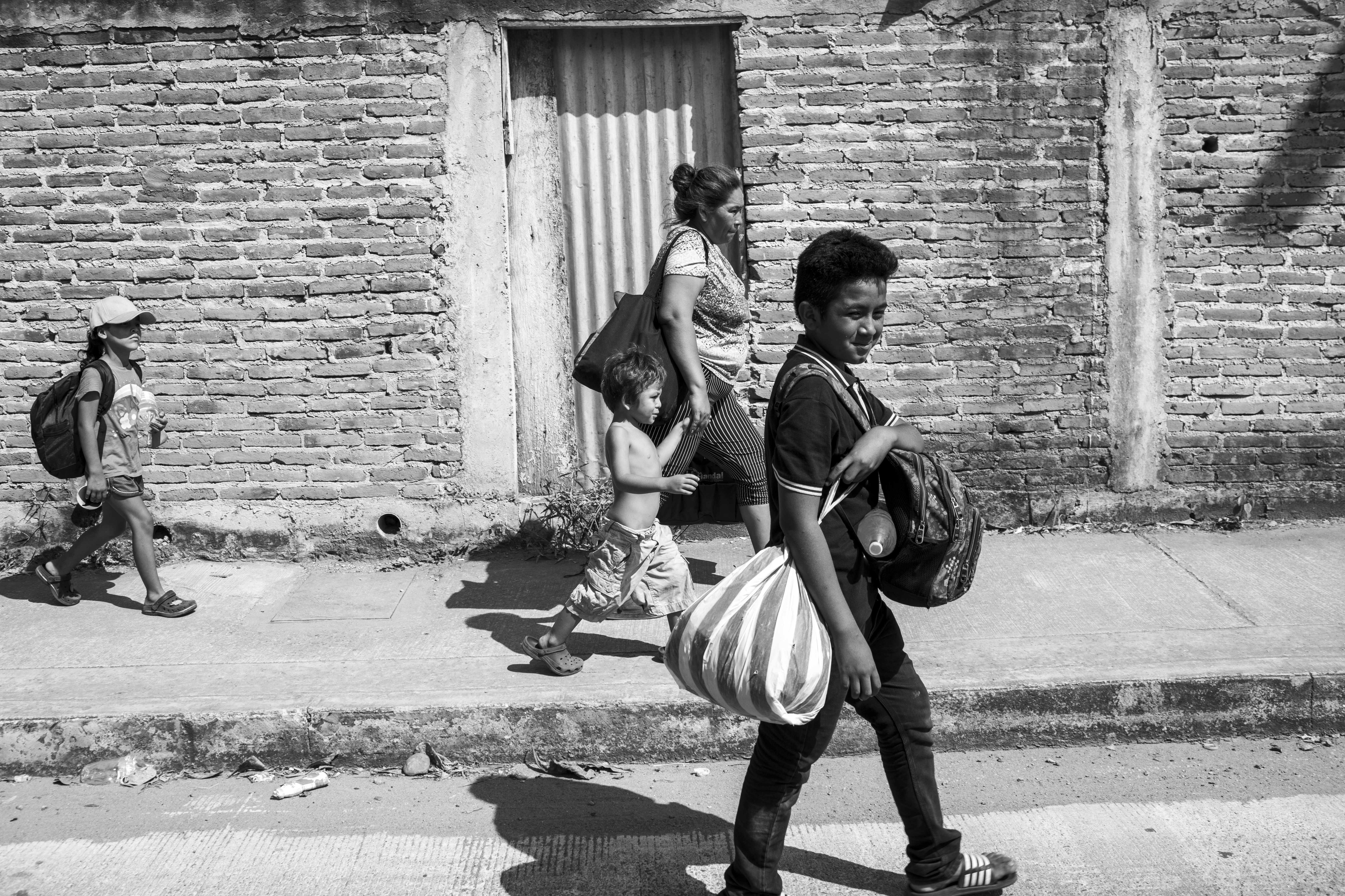 Jessica junto con sus hijos Isaac y Juan Daniel recorrieron miles de kilómetros caminando desde la Rivera Hernández hasta la frontera en México. Foto: Nicolò Filippo Rosso