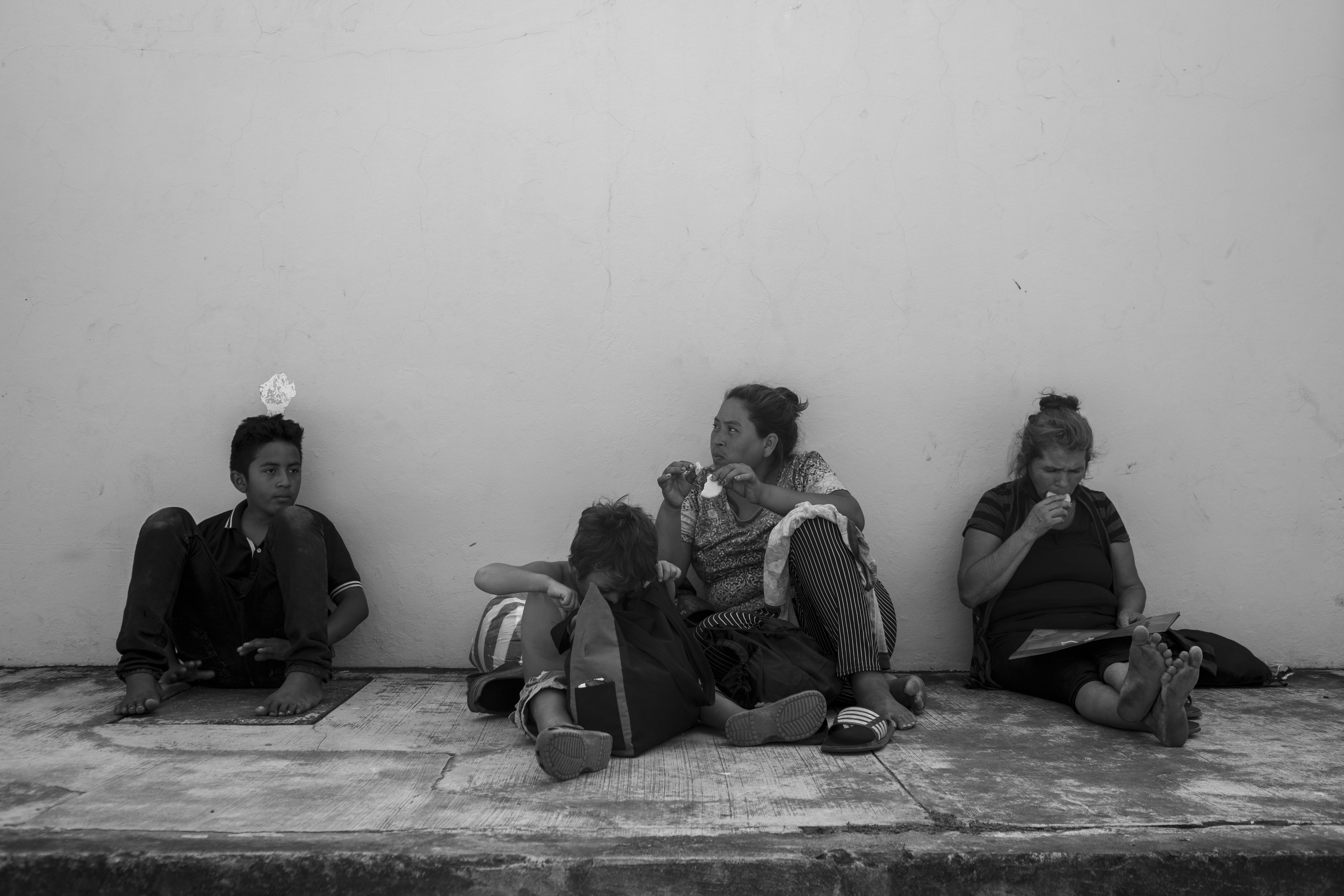 Jessica con sus hijos Juan Daniel e Isaac afuera de la COMAR en Tapachula, México. Foto: Nicolò Filippo Rosso