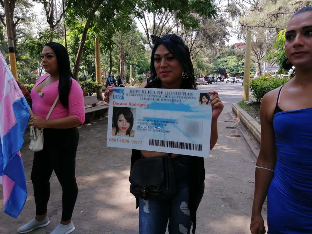 Las personas trans en Honduras pueden cambiar sólo su fotografía en la nueva tarjeta de identidad, pero no pueden cambiar su nombre. Foto: Luis Vallecillo