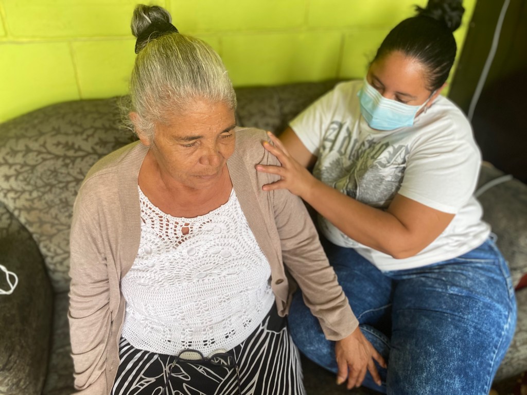 Mama de Vicky junto con su hermana Tatiana. 