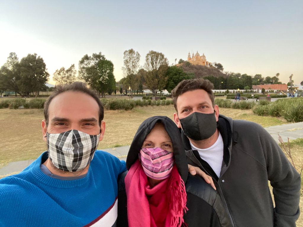 Iris con su hijos Carlos y German.