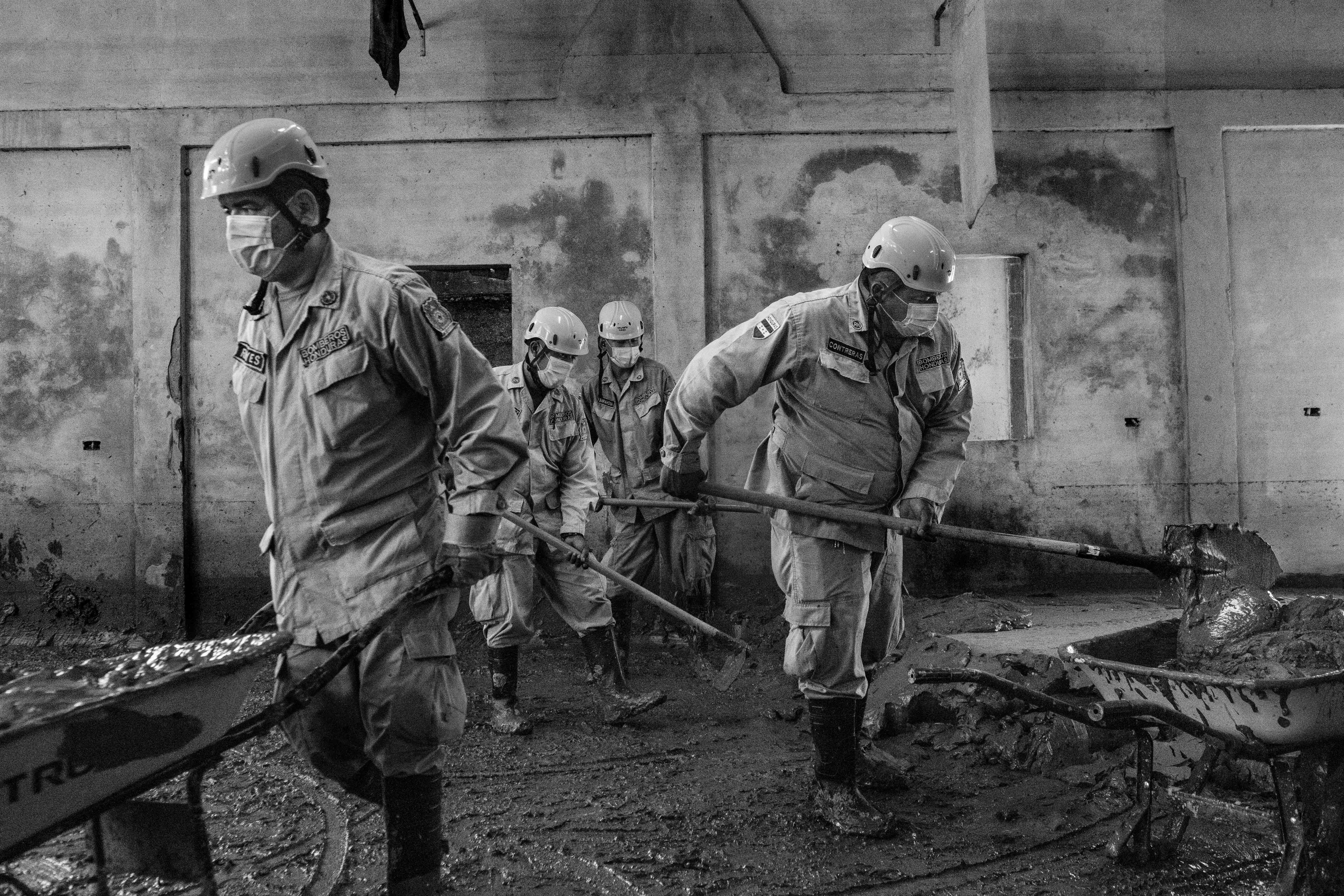 Limpieza de una escuela en Chamelecón San Pedro Sula después de las inundaciones causadas por Eta y Iota. Foto: Nicolò Filippo Rosso