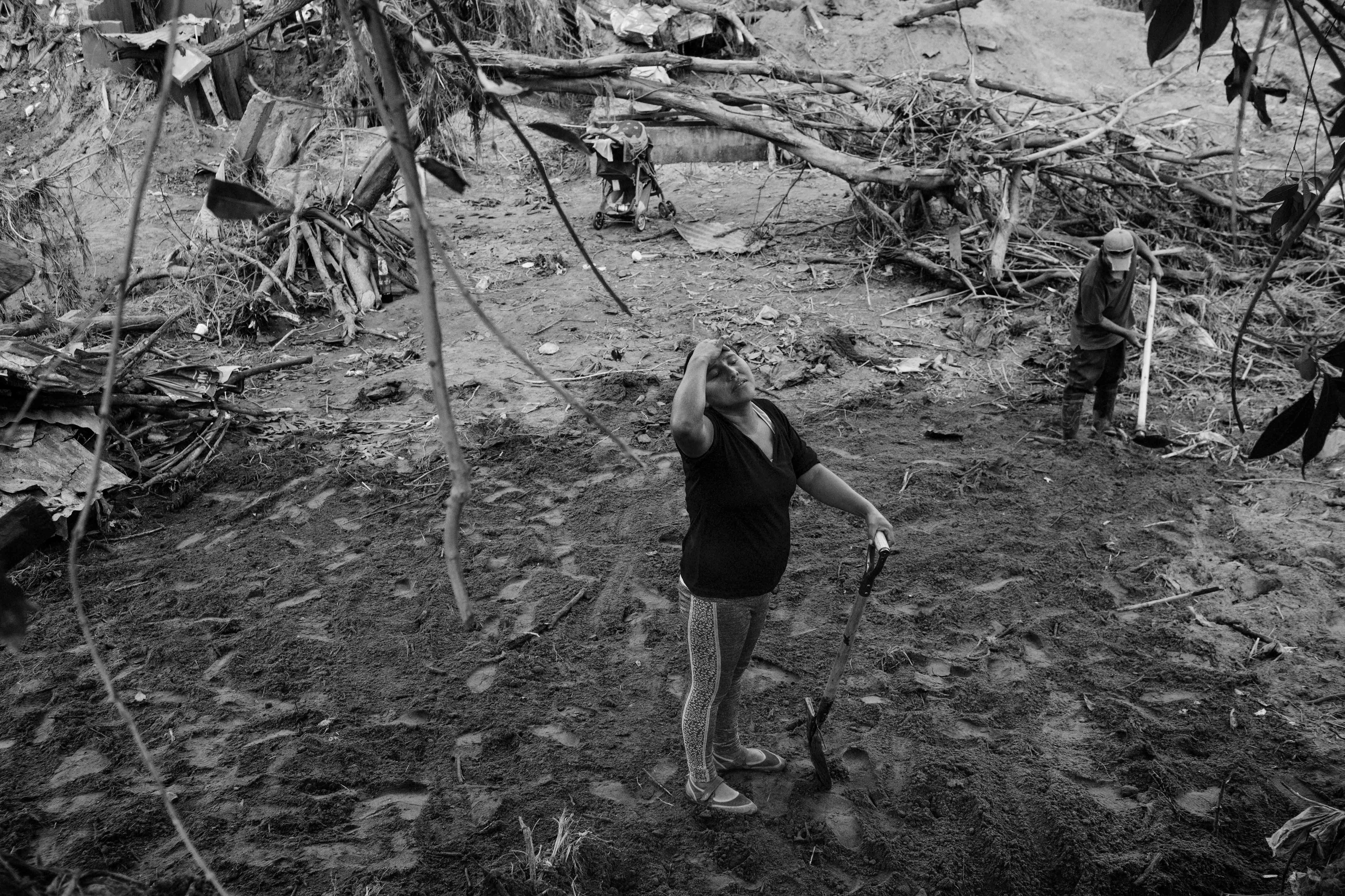 Imagen de una mujer hondureña mientras realizaba trabajos de limpieza tras los huracanes Eta y Iota en Sa Pedro Sula. Foto: Nicolò Filippo Rosso