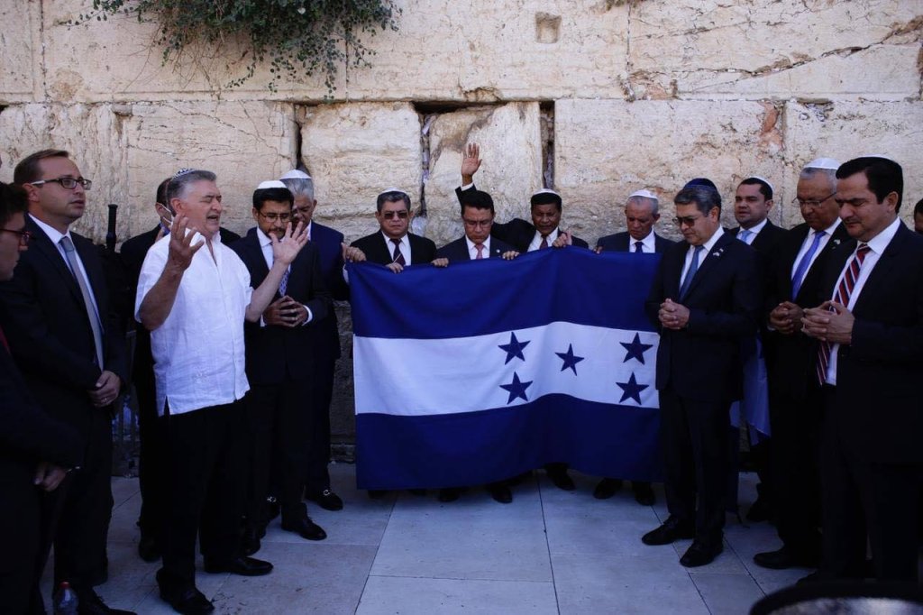 El presidente Juan Orlando Hernández junto al pastores Evelio Reyes y Eval Díaz y varios funcionarios público como Leonel Ayala en Jerusalen. Foto: Casa Presidencial