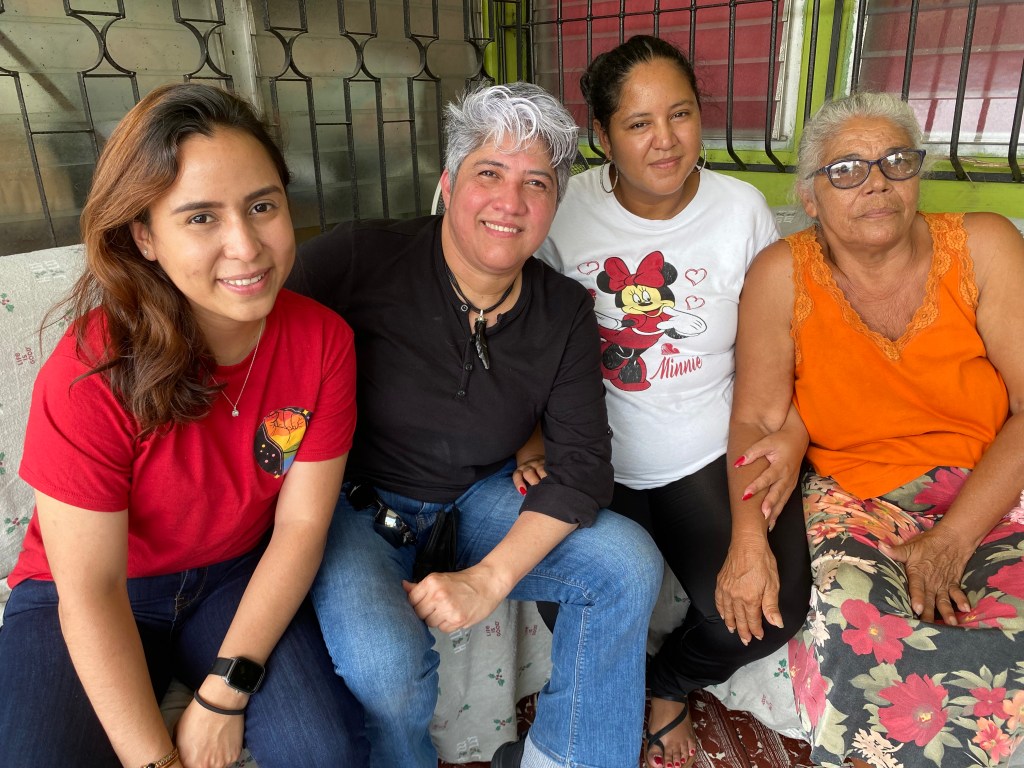La abogada Nadia Mejía junto con la coordinadora de la Red Lésbica, Cattrachas, Indyra Mendoza con la familia de Vicky Hernández, su hermana Tatiana y su madre Rosa. Foto: Dunia Orellana