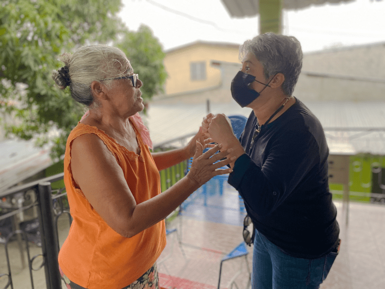 Rosa, mamá de Vicky Hernández saludo a Indyra Mendoza al conocer la sentencia de la Corte IDH sobre el asesinato de su hija.
