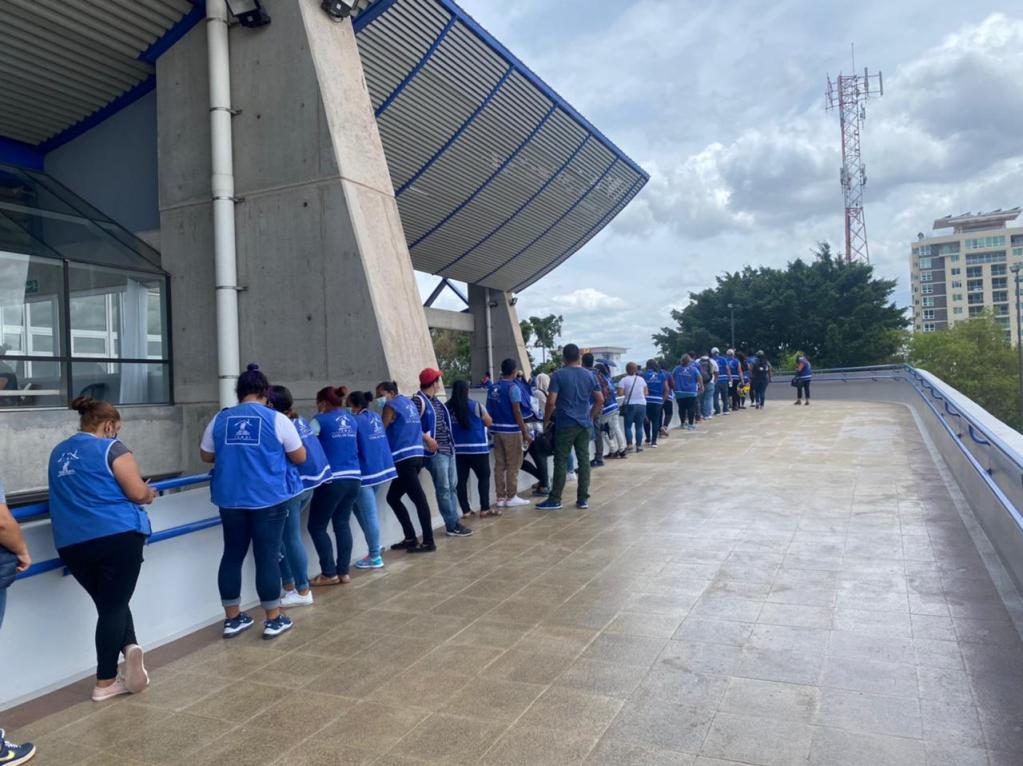 Largas filas hicieron hoy los nacionalista con tal de vacunarse. Mientras millones de hondureños esperan una vacuna.