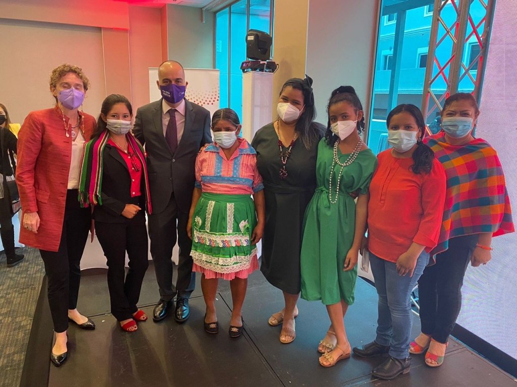 Mujeres de pueblos originarios acompañan a representantes de la ONU y la Unión Europea en Honduras durante la presentación del diagnóstico Decimos no al miedo. 
