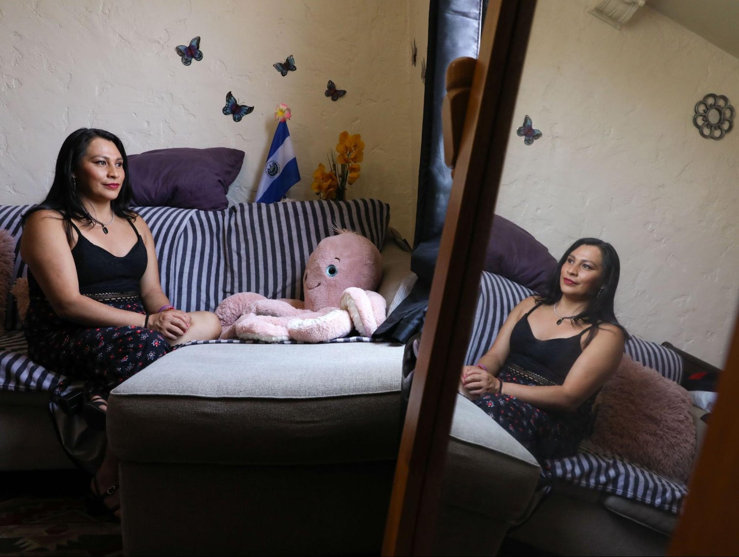 Los Ángeles, California. El reflejo en un espejo de Rebecca en su apartamento de Koreatown. Foto de Zaydee Sánchez para Palabra