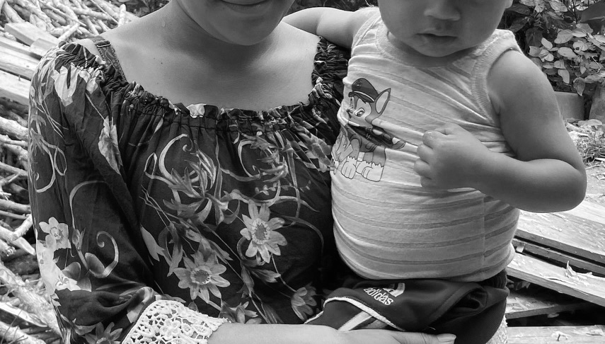 Juana y su hijo en el patio de su casa en Omoa, norte de Honduras. 