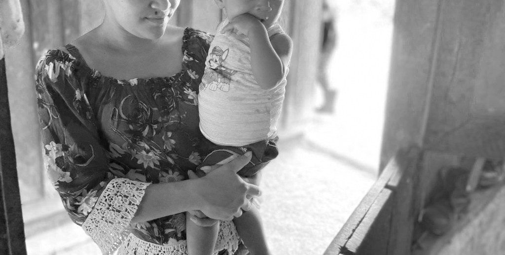 Juana y su hijo en su casa en Omoa.