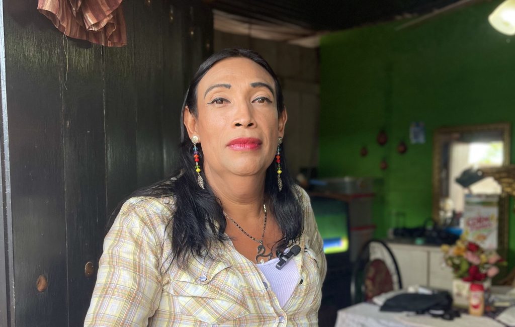 Thalía Rodríguez de pie en la entrada a su casa. Foto: Amilcar Cárcamo