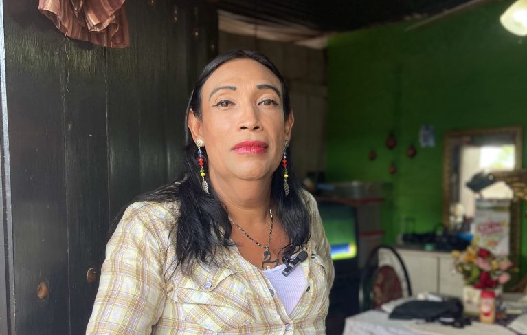 Thalía Rodríguez de pie en la entrada a su casa. Foto: Amilcar Cárcamo