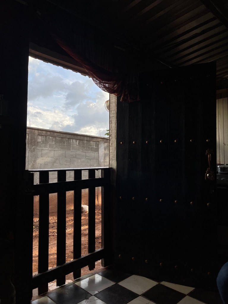 La vista a través de la puerta negra de madera con remaches de bronce en la casa de Thalía. Foto: Amilcar Cárcamo