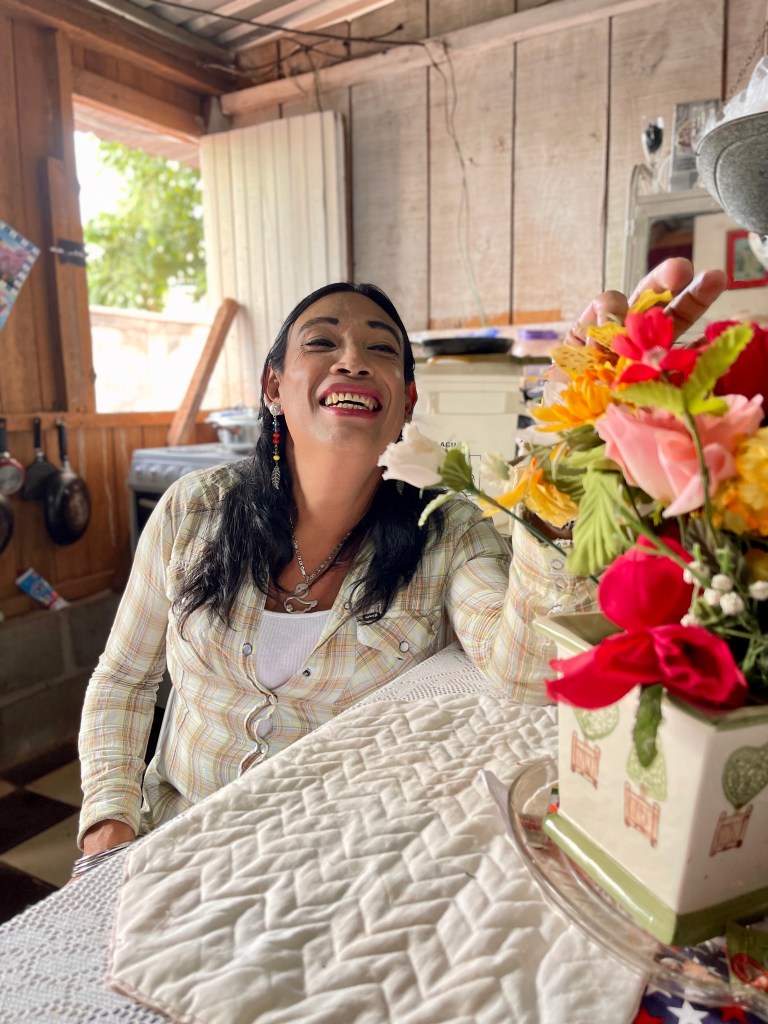 Thalía Rodríguez sonriendo mientras arregla su florero