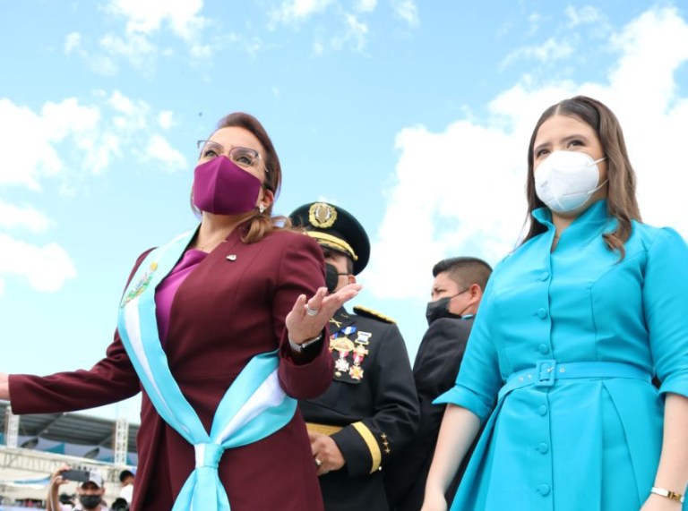 Xiomara Castro y su nieta en la toma de posesión. Foto: Leonela Paz