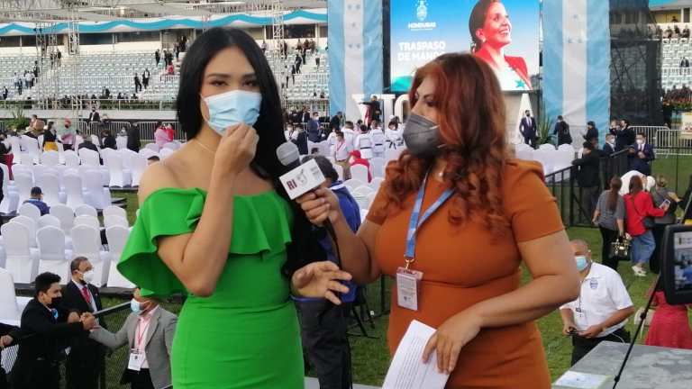 La periodista Wendy Funes realizándole una entrevista a su colega Amelian Zerón.