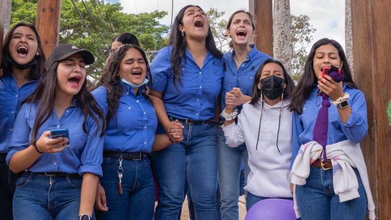 Estudiantes de Zamorano cantando la canción Vivir Sin Miedo.