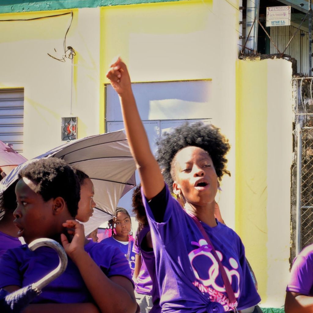 Una joven garífuna en la marcha de La Ceiba. Foto: Udimuf