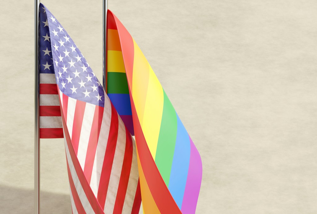Imagen de la bandera LGBTIQ+ junto a la de Estados Unidos.