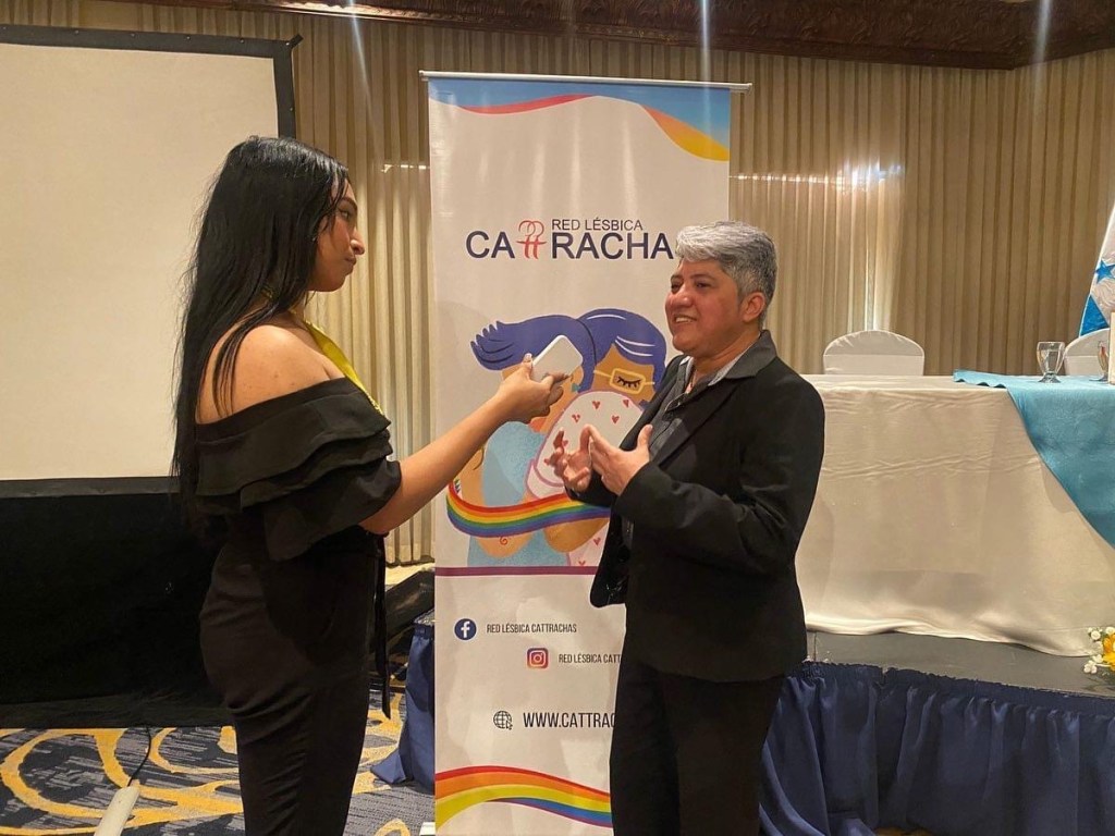 Amelian Zeron periodista de Reportar sin Miedo entrevista a Indyra Mendoza de la Red Lésbica Cattrachas en Tegucigalpa.
