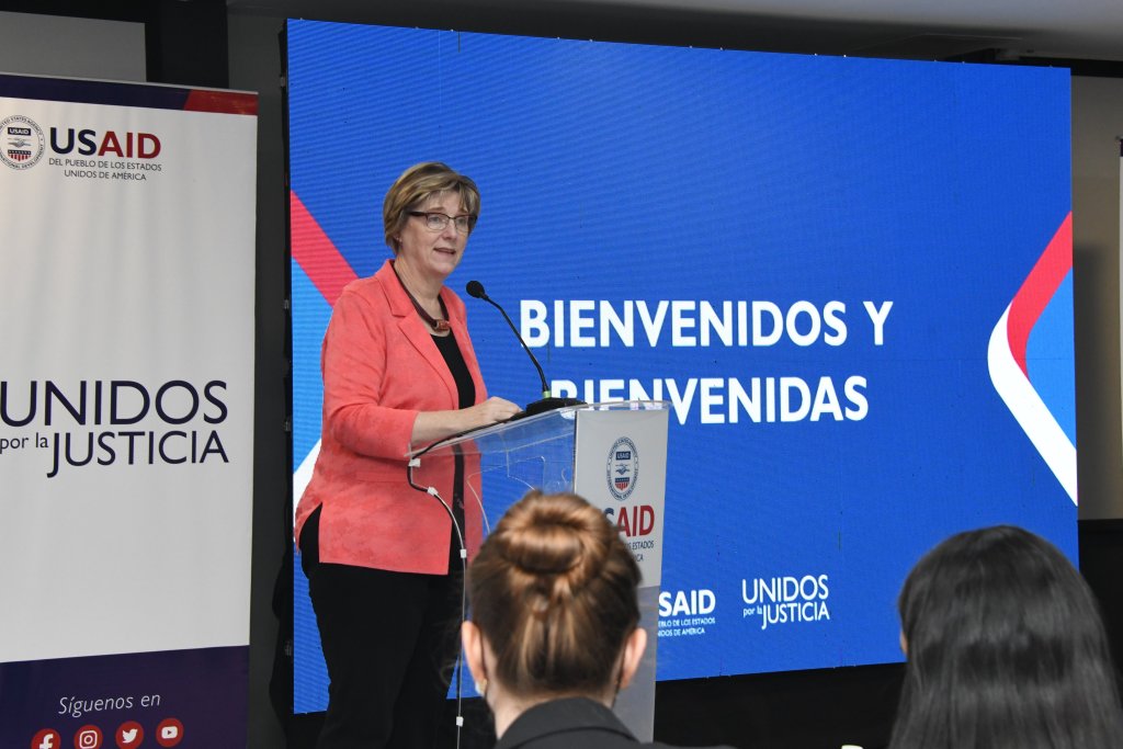 La embajadora de Estados Unidos Laura Dogu.