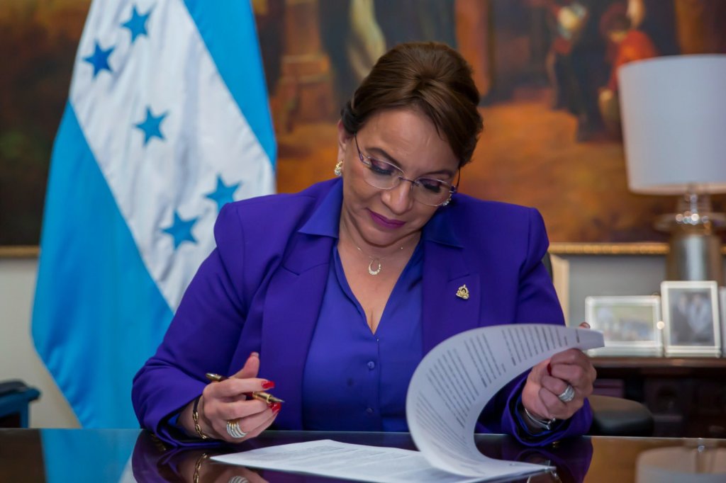 Xiomara Castro
PAE en Honduras
pastillas anticonceptivas de emergencia para prevenir embarazos
organización no gubernamental DKT