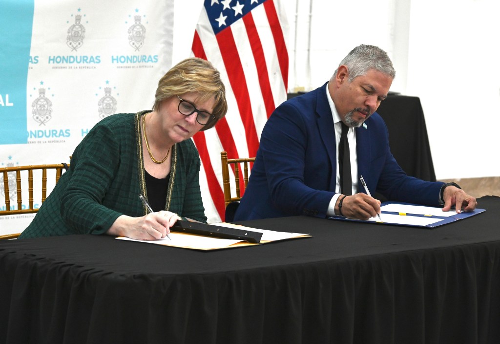 niñez y mujeres La embajadora de EE. UU., Laura Dogu, y el secretario de Relaciones Exteriores de Honduras, Enrique Reina, firmaron la Alianza de Protección para Mujeres y Menores de Edad (WCP, su sigla en inglés)