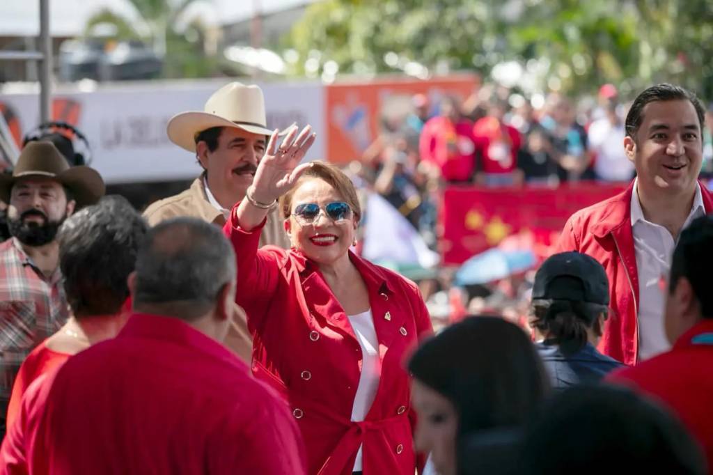 Xiomara Castro rodeada por su círculo cercano de colaboradores. Foto: Gobierno de Honduras.