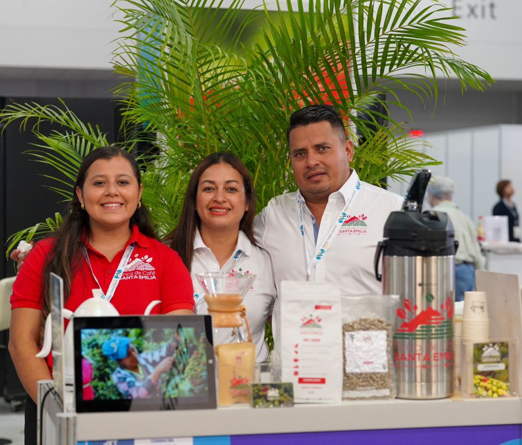La Feria “America’s Food and Beverage Show and Conference” en Miami, Florida, fue la vitrina de las empresas hondureñas y sus productos SEMPRENDE