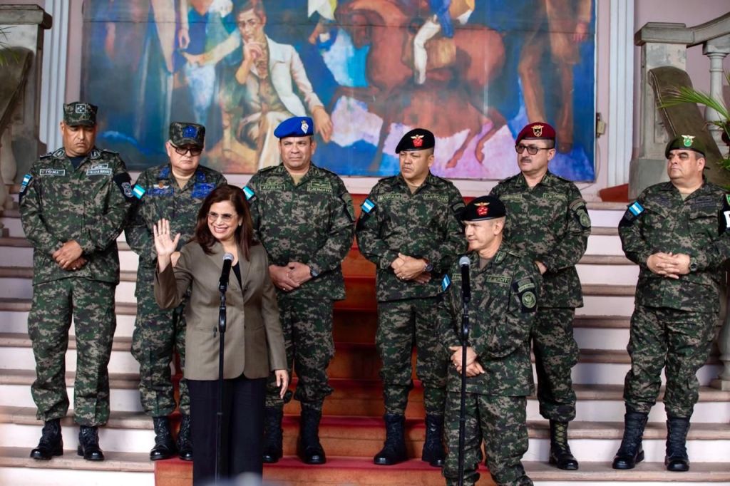 Tras su juramentación como ministra de Defensa, Rixi Moncada saludó a los medios.