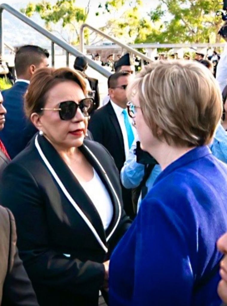 Xiomara Castro y Laura Dogu.