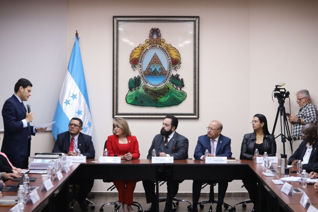 presupuesto 2025 honduras presupuesto general en Honduras Marlon Ochoa, secretario de Finanzas, anuncia la entrega ante el Congreso Nacional del Presupuesto General de la República de Ingresos y Egresos de Honduras para el 2025.
