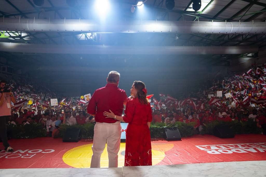 Roberto Contreras y su esposa Zoila Santa en un evento político en San Pedro Sula.