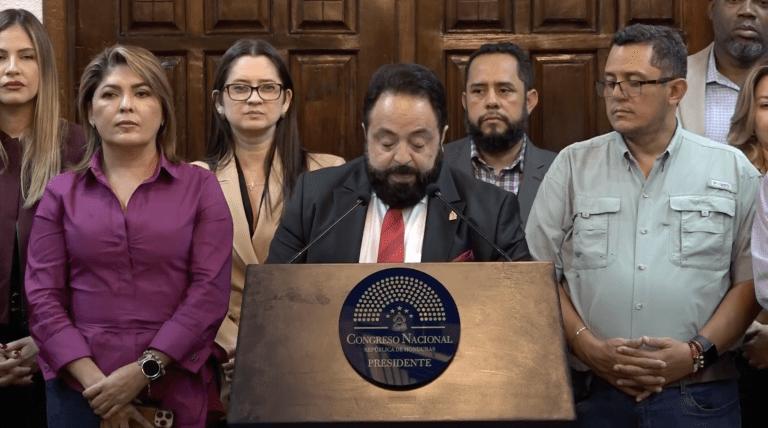 El presidente del Congreso Nacional, Luis Redondo junto con sus diputados en comparencia la noche del 10 de diciembre del 2025 en Tegucigalpa, Honduras.