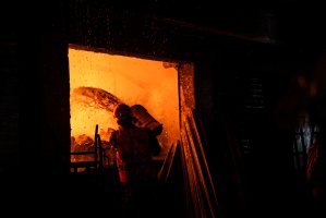 Bomberos apagan el fuego en el incendio del mercado Medina en San Pedro Sula el 29 de diciembre del 2025.