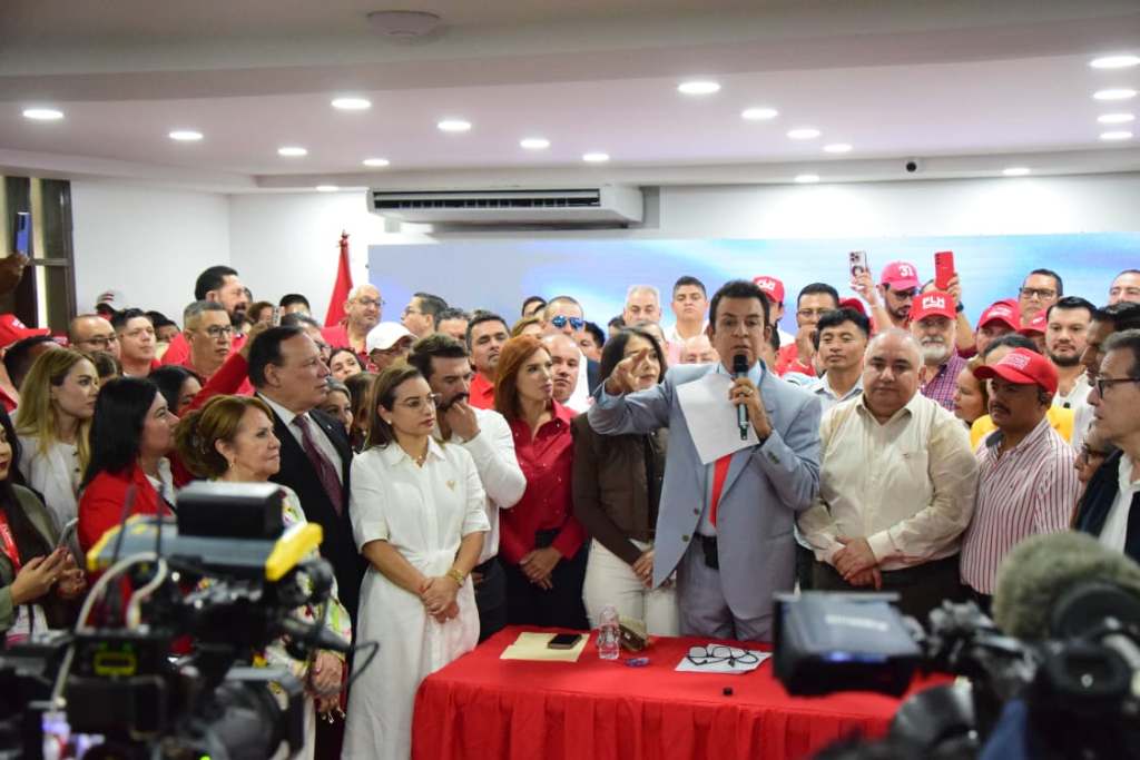 El presidenciable por el partido Liberal, Salvador Nasralla en una conferencia de prensa en la sede del partido hoy 09 de diciembre del 2025. Foto: Partido Liberal