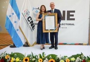 Cossette López y Nasry Asfura en la entrega de credenciales.