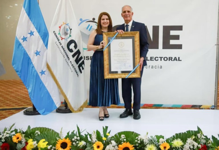 Cossette López y Nasry Asfura en la entrega de credenciales.