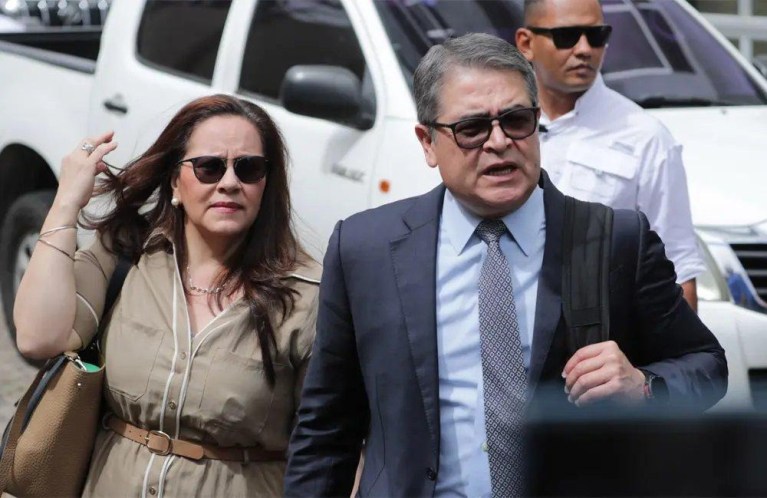 Juan Orlando Hernández con su esposa Ana durante sus acciones judiciales en Honduras.