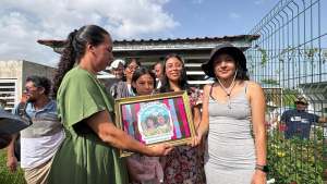 La familia de Juan López en la visita a su tumbo en el marco de homenajes por los dos años de su siembra.